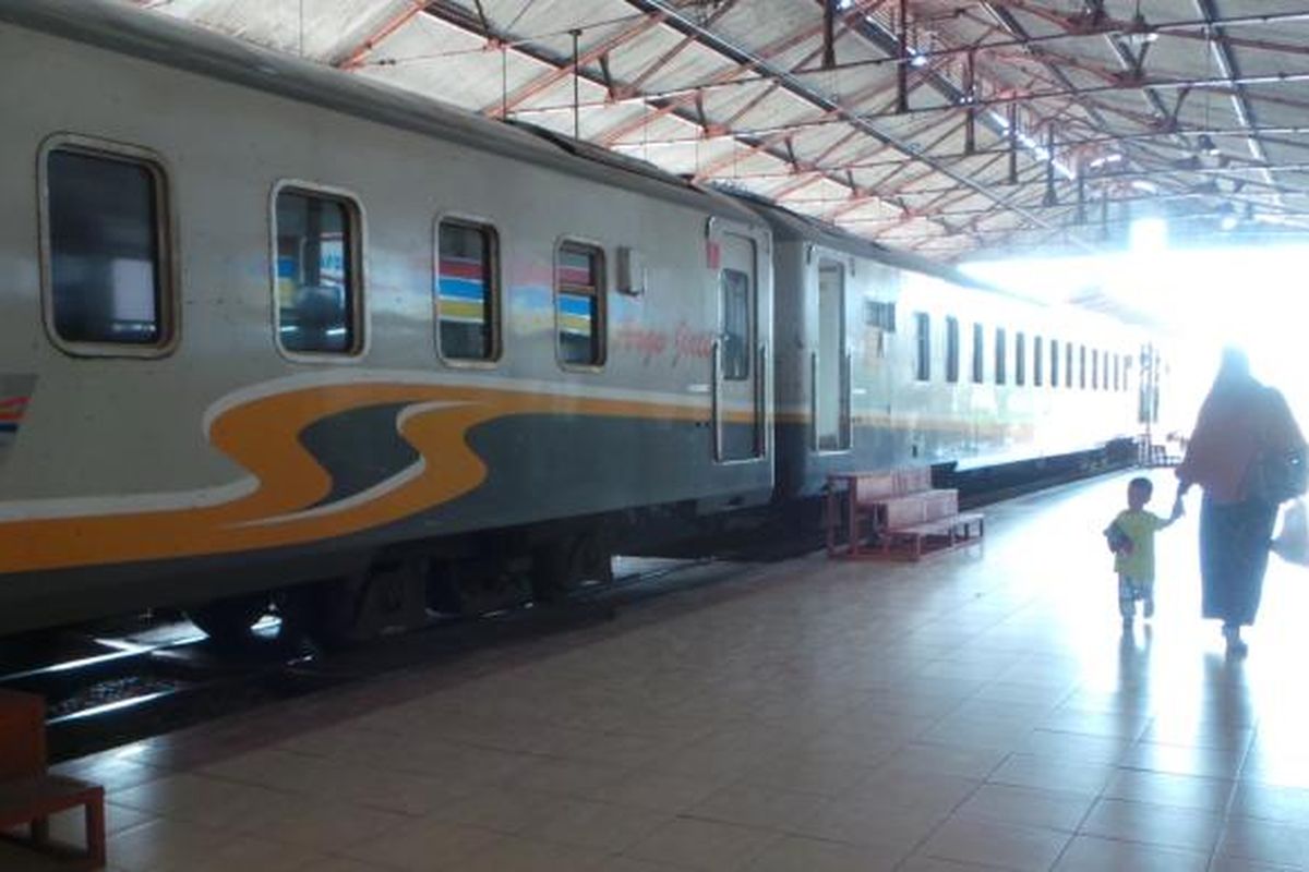 Kereta Api Argo Jati dari Gambir tujuan Cirebon tertahan di Stasiun Jatinegara akibat adanya pemblokiran di stasiun Bekasi. Beberapa penumpang mulai membatalkan perjalanan. Kamis (17/4/2014). 