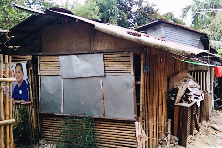 Suasana tempat tinggal di perkebunan plasma di Filipina. Orang-orang di lingkungannya dipaksa oleh pemilik hacienda untuk meninggalkan perkebunan plasma yang mereka sebut rumah.
