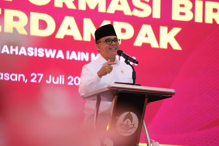 Menteri Pendayagunaan Aparatur Negara dan Reformasi Birokrasi (Menpan RB) Abdullah Azwar Anas saat mengunjungi Institut Agama Islam Negeri (IAIN) Madura di Pamekasan, Madura, Jawa Timur, Sabtu (27/07/2024). 