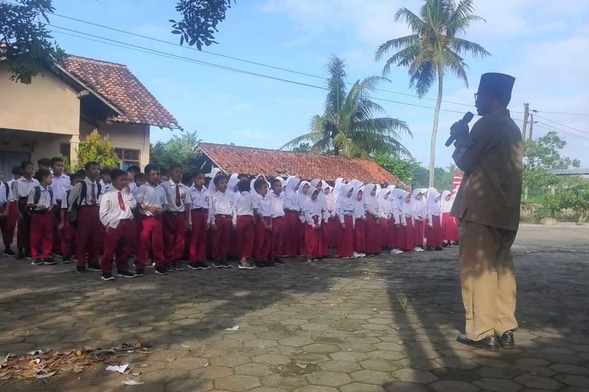 Ratusan pelajar jalan berbaris keluar SD Negeri Bugel pada Padukuhan Gelaran Wetan, Kalurahan Bugel, Kapanewon Panjatan, Kabupaten Kulon Progo, Daerah Istimewa Yogyakarta. Mereka meninggalkan sekolah yang akan digusur karena terdampak proyek pelebaran Jalan Jalur Lintas Selatan (JJLS).
