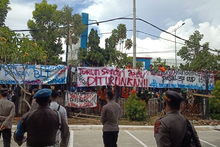 Mahasiswa panjat pagar DPRD Sumbar saat aksi demo 11 April 2022 di Padang