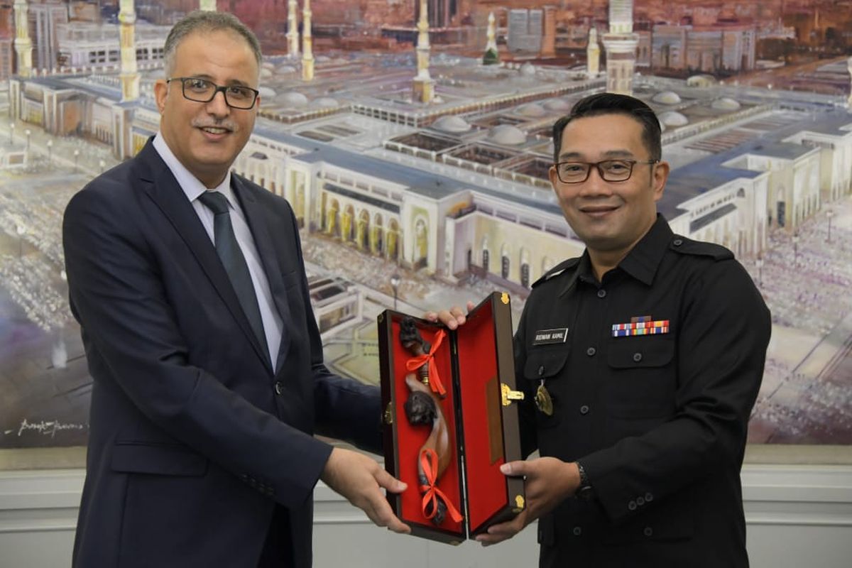 Gubernur Jawa Barat (Jabar) Ridwan Kamil, saat menerima kunjungan Duta Besar (Dubes) Kerajaan Hashimiyah Yordania untuk RI H.E. Abdallah Abu Romman dan Dubes Republik Tunisia untuk RI Riadh Dridi, di Gedung Pakuan, Jumat (10/7/2020).