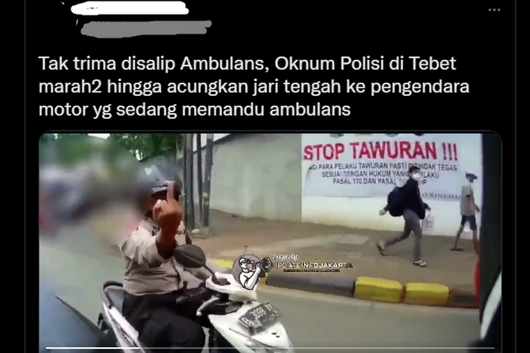 tangkapan layar cuplikan video polisi mengacungkan jari tengah kepada pengendara motor viral di media sosial pada Jumat (20/1/2023).