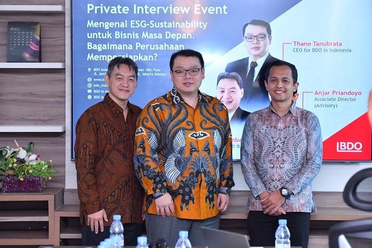 (Kiri) Audit and Assurance Partner BDO Indonesia Bambang Budi Tresno, (tengah) CEO BDO Indonesia Thano Tanubrata, (kanan) Associate Director of ESG and Sustainability BDO Indonesia Anjar Priandoyo dalam acara Private Interview di Kantor BDO Indonesia, Jakarta, Rabu (2/8/2023).