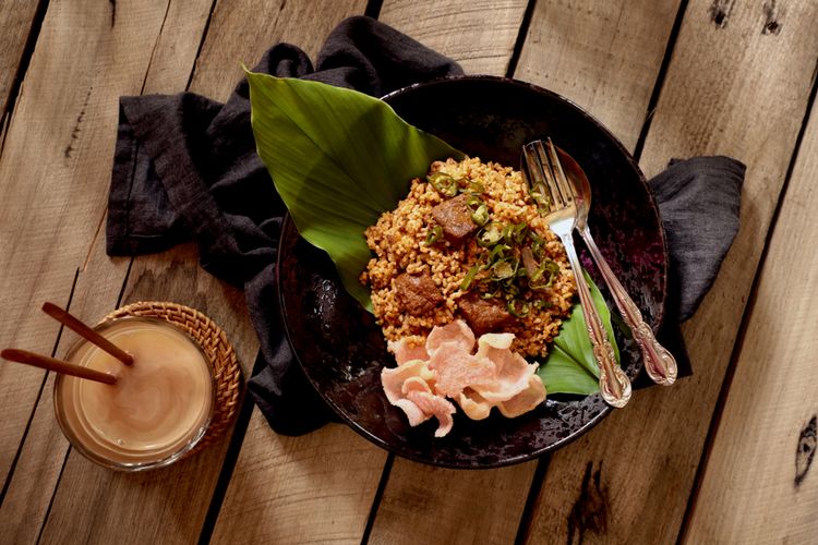 ilustrasi nasi goreng rendang. 