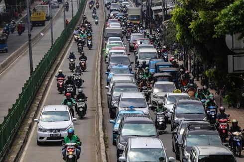 Video Viral, Anggota TNI Adang Mobil Mewah Terobos Jalur Transjakarta