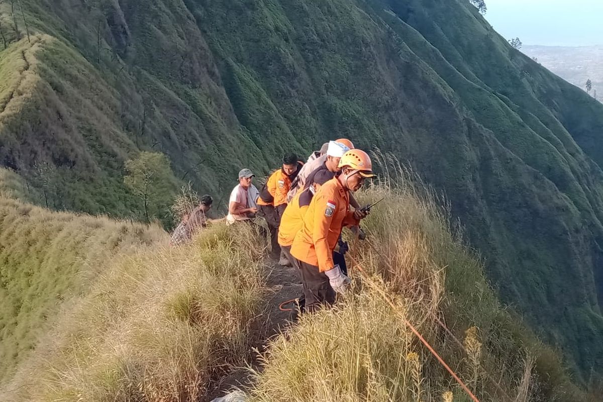 Tim SAR gabungan saat berupaya mengevakuasi jenazah, DM (28), pendaki perempuan yang ditemukan tewas usai terjatuh ke jurang sedalam 250 meter di Gunung Abang, Kabupaten Bangli, Provinis Bali, pada Sabtu (14/9/2024). 