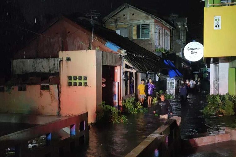 Ratusan warga di sejumlah kelurahan di Kota Solo, Jawa Tengah, mengungsi. Mereka mengunsi menyusul rumah yang ditinggali tergenang banjir pada Kamis (16/2/2023).
