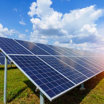 Ilustrasi panel surya yang menjadi salah satu energi baru terbarukan.