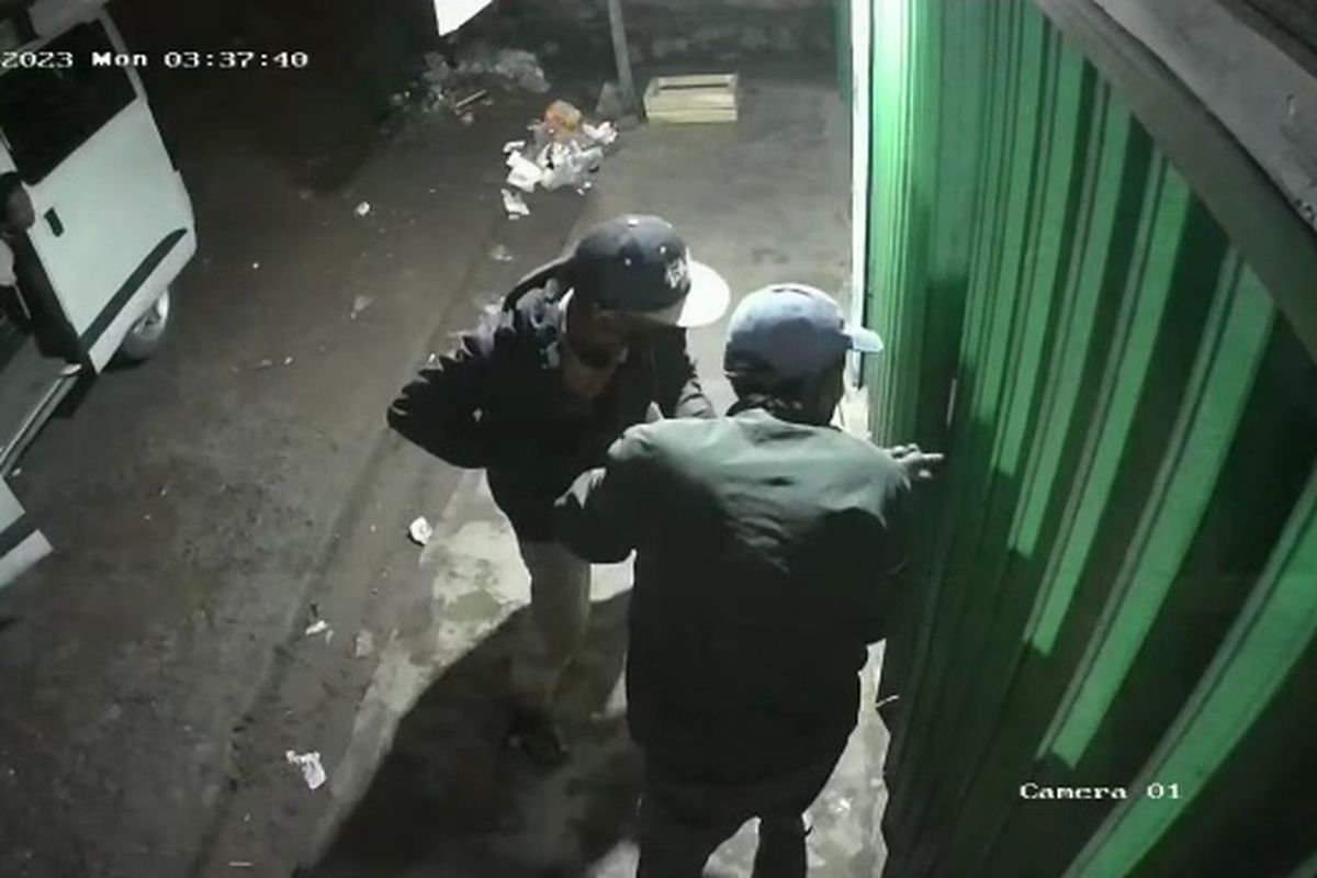 Kawanan pencuri tengah membobol warung sembako di Jalan Mayor Idrus, Tapos, Depok, pada Senin (13/2/2023).