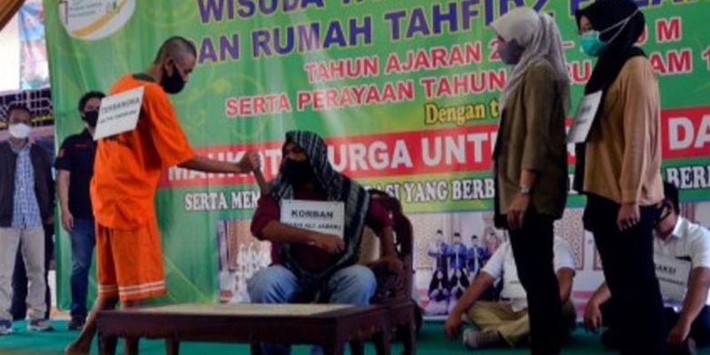 Tersangka Alpin Adrian saat memperagakan reka ulang kasus penikaman terhadap Syekh Ali Jaber di Masjid Falahudin Bandar Lampung, Lampung, Kamis (17/9/2020)