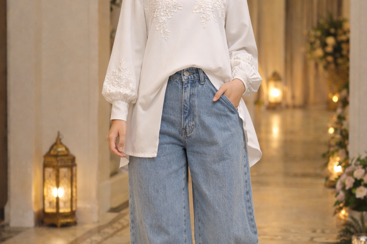 Light Wash Baggy Jeans + Atasan Putih Bersih.