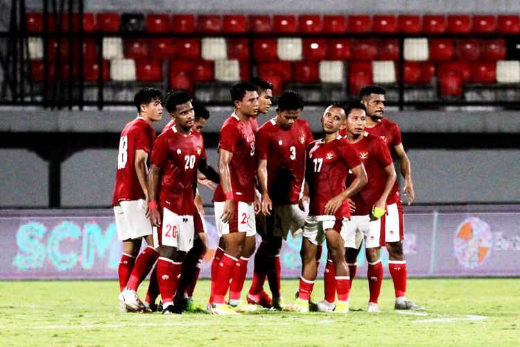 Pemain Timnas Indonesia saat ujicoba melawan Timor Leste dalam rangka FIFA Matchday yang berakhir dengan skor 4-1 di Stadion Kapten I Wayan Dipta Gianyar, Kamis (27/1/2022) malam.