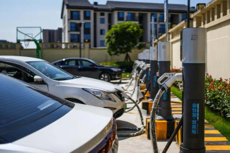 Foto yang diambil pada 17 Oktober 2023 ini menunjukkan kendaraan energi baru sedang diisi dayanya di stasiun pengisian daya di Kotapraja Gujiao, Prefektur Otonomi Bouyei-Miao di Qiannan, Provinsi Guizhou, China barat daya.