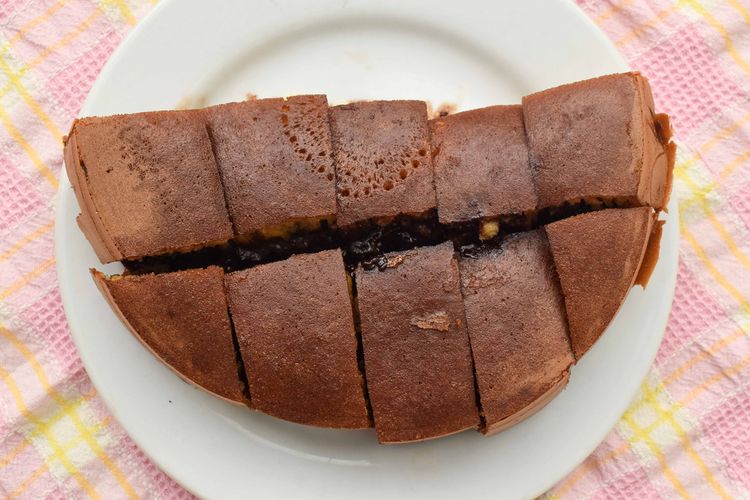 Ilustrasi martabak manis atau terang bulan dari Indonesia. 