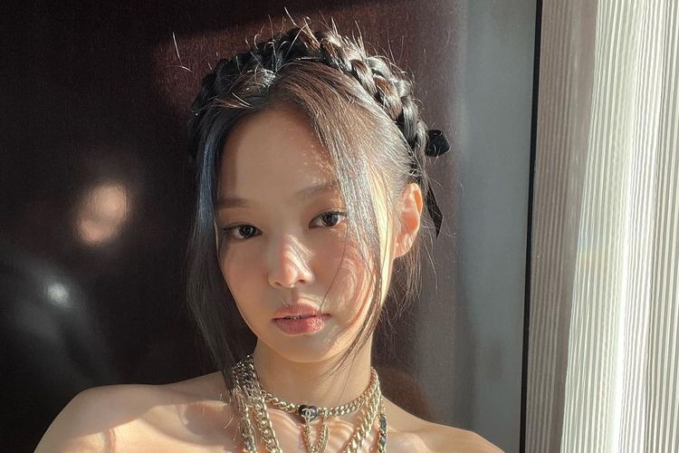 Jennie Blackpink dengan busana Chanel serba hitam saat menghadiri Paris Fashion Week, Selasa (8/3/2022).