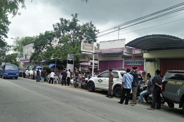 Suasana di rumah duka ibu mertua sekda Lamongan yang meninggal diduga dibunuh, di Desa Sumberwudi, Kecamatan Karanggeneng, Lamongan, Sabtu (4/1/2020).