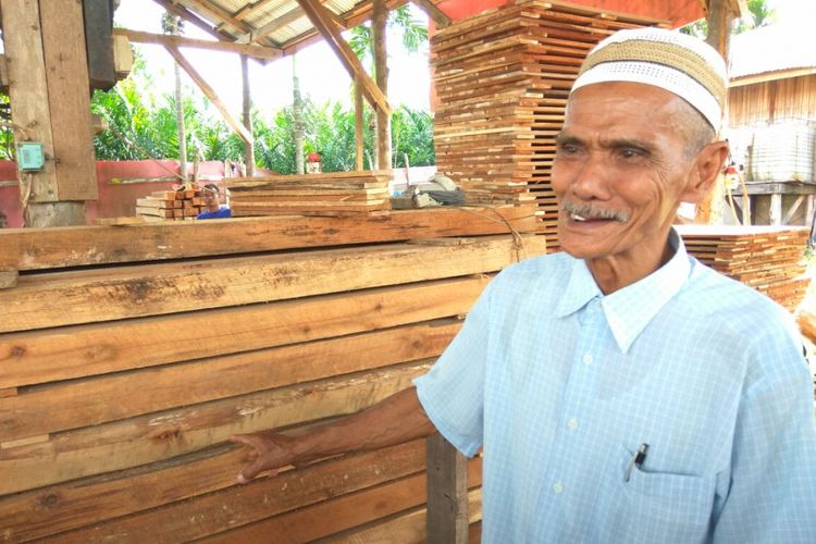 Zamhur, salah satu pemasok lembaran kayu mitra binaan PT Riau Andalan Pulp and Paper (RAPP).
