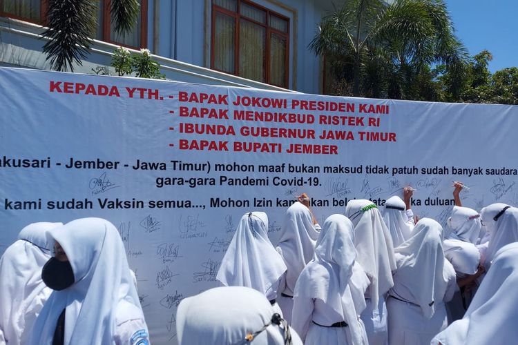 Para pelajar di Ponpes Islam Bustanul Ulum (IBU) saat menggelar petisi agar  PTM diterapkan pada Rabu (8/9/2021)