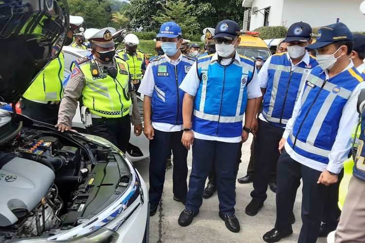 DIRUT PT.JSB, saat melakukan pengecekan mobil patroli. KOMPAS.COM/SLAMET PRIYATIN