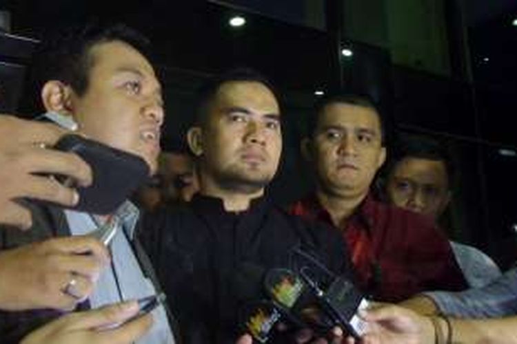 Saipul Jamil didampingi tim kuasa hukumnya usai diperiksa KPK di gedung KPK, Jakarta Selatan, Senin (18/7/2016) malam.