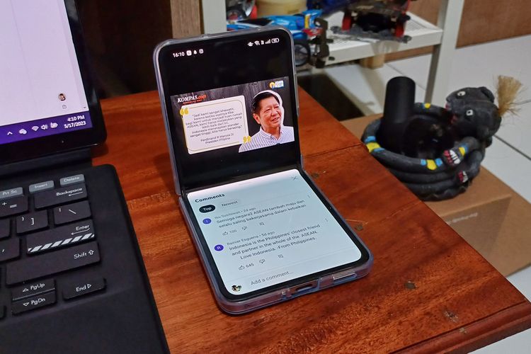 Fitur FlexForm Mode di Oppo Find N2 Flip untuk menonton video Youtube sambil baca komentar.
