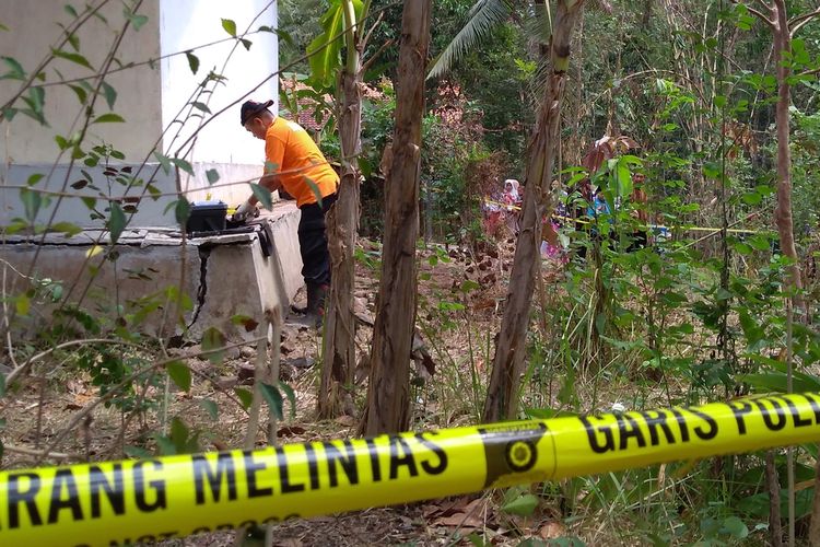 Polisi melakukan olah TKP di lokasi penemuan empat kerangka manusia di kebun warga Grumbul Karanggandul, Desa Pasinggangan, Kecamatan/Kabupaten Banyumas, Jawa Tengah, Senin (26/8/2019).