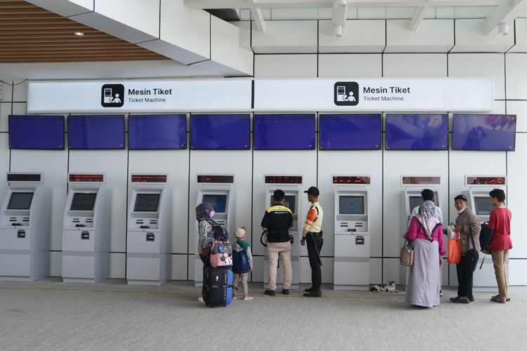Tiket kereta cepat Whoosh bisa dibeli di ticket vending machine yang berada di stasiun. 
