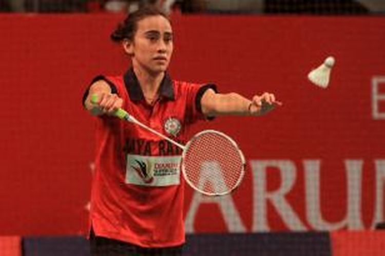 Pemain Jaya Raya Jakarta, Bellaetrix Manuputty, melakukan servis saat menghadapi Arisa Hashizume (Gifu Tricky Panders Japan) pada babak penyisihan Grup C Djarum Superliga Badminton di Denpasar, Bali, Rabu (28/1/2015).