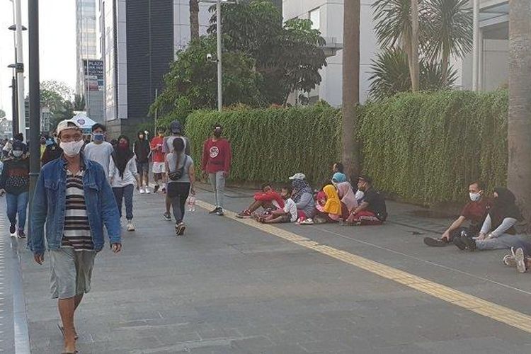 Anak-anak tampak beraktivitas di area car free day Sudirman-Thamrin Jakarta, Minggu (21/6/2020)