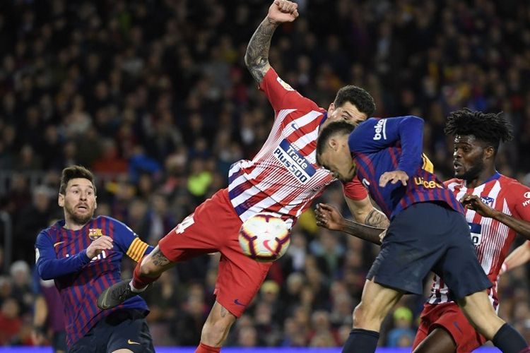 Lionel Messi, Rodri, Philippe Coutinho, dan Thomas Partey berebutan bola pada pertandingan Barcelona vs Atletico Madrid dalam lanjutan La Liga Spanyol di Stadion Camp Nou, 6 April 2019. 