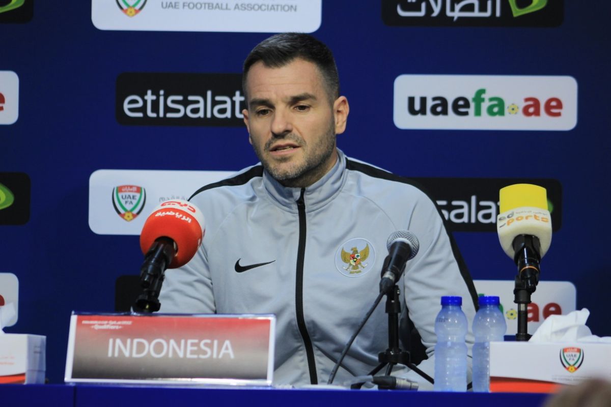 Pelatih timnas Indonesia, Simon McMenemy menjawab pertanyaan dari media saat jumpa pers sebelum laga Uni Emirat Arab vs Indonesia, Rabu (9/10/2019) WIB.