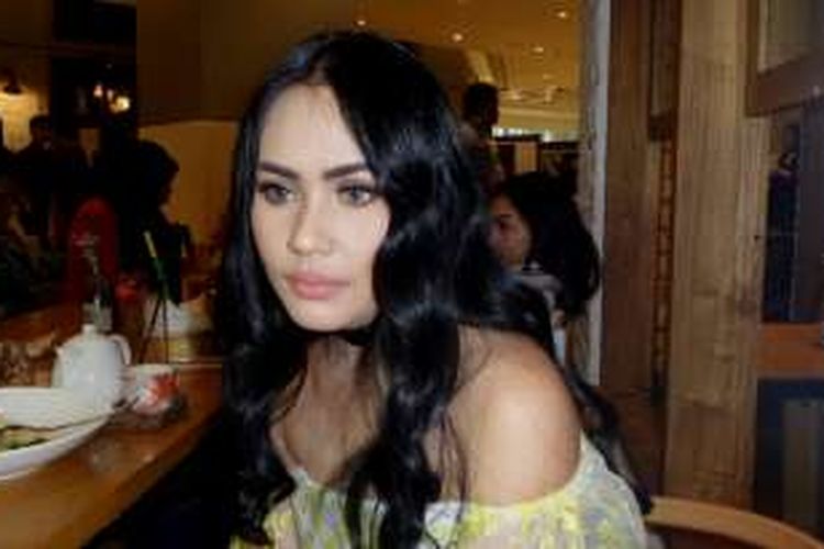 Kartika Putri hadir dalam acara peluncuran produk lini busana Luna Habit x Ayu Ting Ting di Grand Indonesia, Jakarta Pusat, Kamis (18/8/2016).