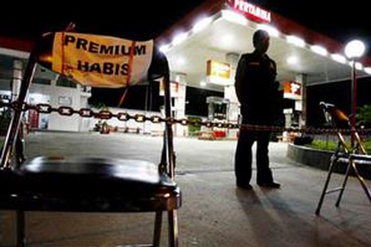 Pengumuman habisnya stok premium dipasang di area pintu masuk SPBU di Jalan Ibrahim Adjie, Kota Bandung, Jawa Barat, Jumat (23/5) malam.