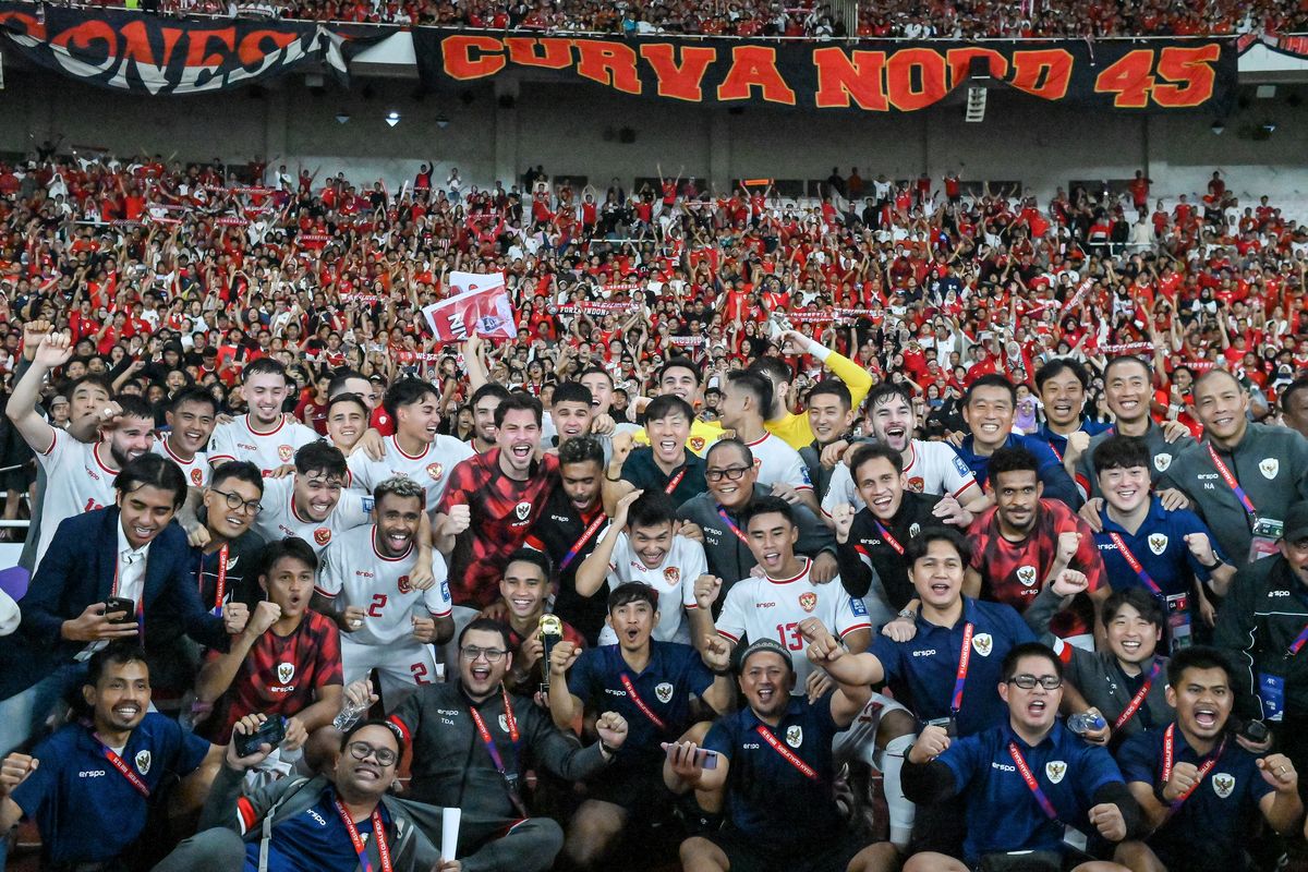 Selebrasi Timnas Indonesia berswafoto dengan suporterya pasca kemenangan heroik mengalahkan Arab Saudi pada pertandingan Kualifikasi Piala Dunia 2026 Zona Asia Selasa (19/11/2024) di Stadion Gelora Bung Karno Jakarta. 