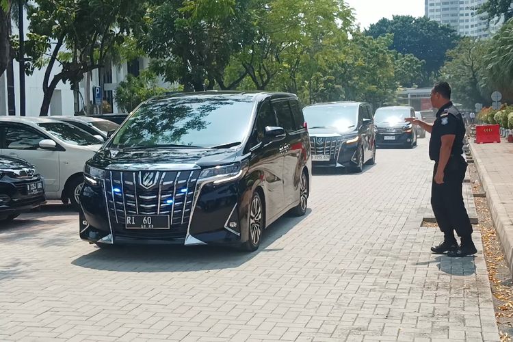 Mobil RI 60 yang membawa Wakil Ketua Umum PAN yang juga Wakil Ketua MPR Yandri Susanto saat tiba di Istana Kepresidenan, Jakarta, Senin (23/10/2023).