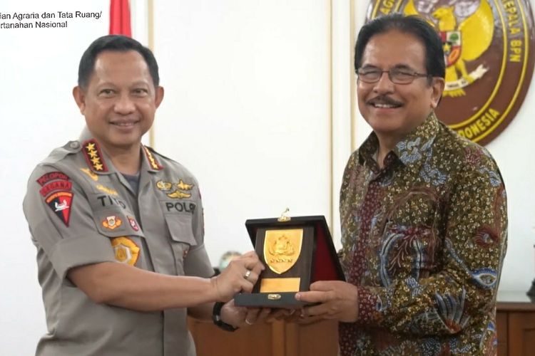 Kepala Kepolisian RI (Kapolri) Tito Karnavian dan Menteri ATR/BPN Sofyan Djalil