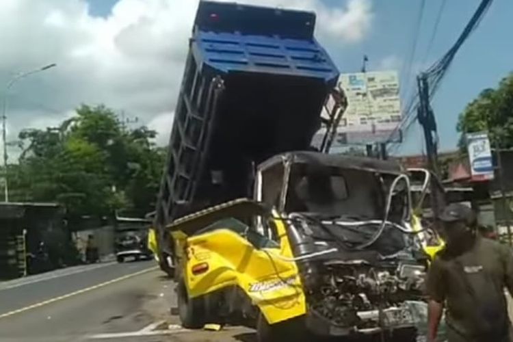 Foto: Screenshot video pasca kecelakaan truk di Jalan Nasional Asembagus, Kabupaten Situbondo, Provinsi Jawa Timur pada Senin (3/3/2025).