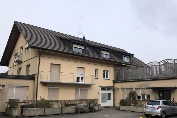 Apartemen di Desa Windisch, Aargau, yang kini ditempati 49 warga setempat, harus dikosongkan untuk pengungsi.