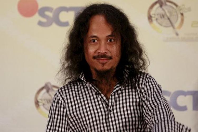 Paranormal Ki Joko Bodo berpose saat menghadiri ajang penghargaan 'SCTV Music Awards 2011' di Pekan Raya Jakarta Hall D, Kemayoran, Jakarta Utara, Jumat (29/4/2011).  