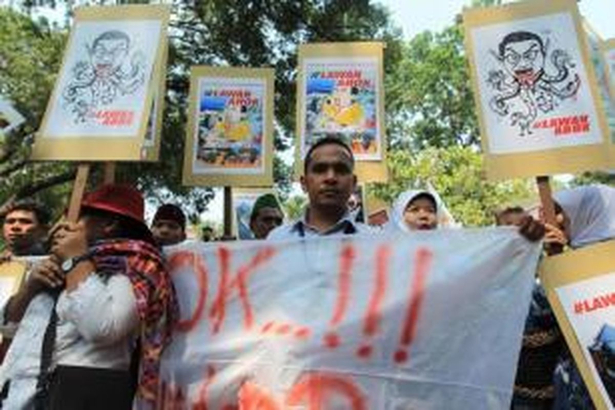 Massa Gerakan Lawan Ahok berunjuk rasa di kawasan Rumah Dinas Gubernur DKI Jakarta, Basuki Tjahaja Purnama (Ahok) di Menteng, Jakarta Pusat, Jumat (28/8/2015).