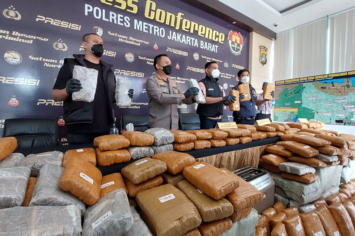 Satres Narkobs Polres Metro Jakarta Barat membongkar pengiriman 209 kilogram narkoba jenis ganja kering yang hendak diselundupkan ke Banten.