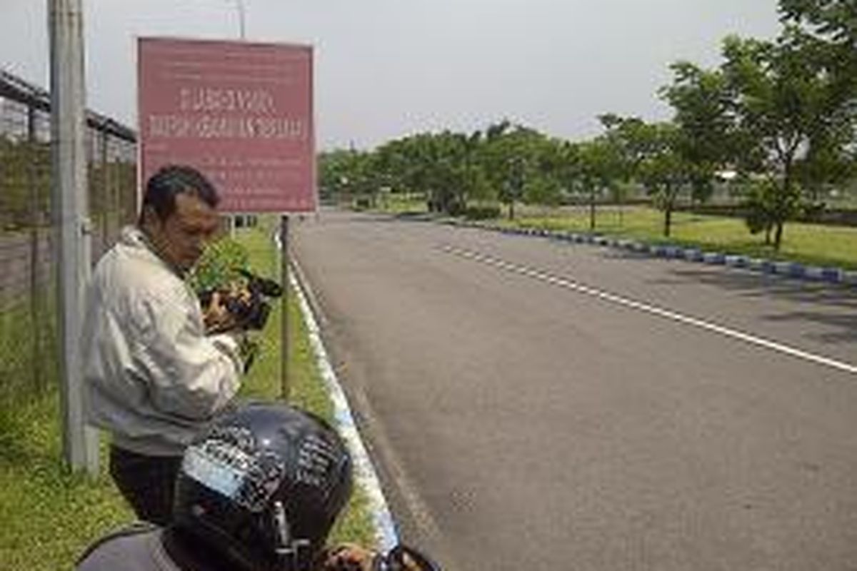 Jalan tembus dua terminal bandara Juanda yang ditutup.