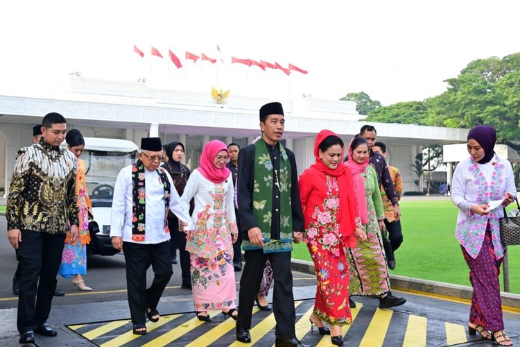 Presiden Joko Widodo didampingi Ibu Iriana Joko Widodo bersama dengan Wakil Presiden Ma'ruf Amin didampingi Ibu Wakil Presiden Wury Ma'ruf Amin ketika menghadiri acara Istana Berkebaya di halaman Istana Merdeka, Minggu (6/8/2023).