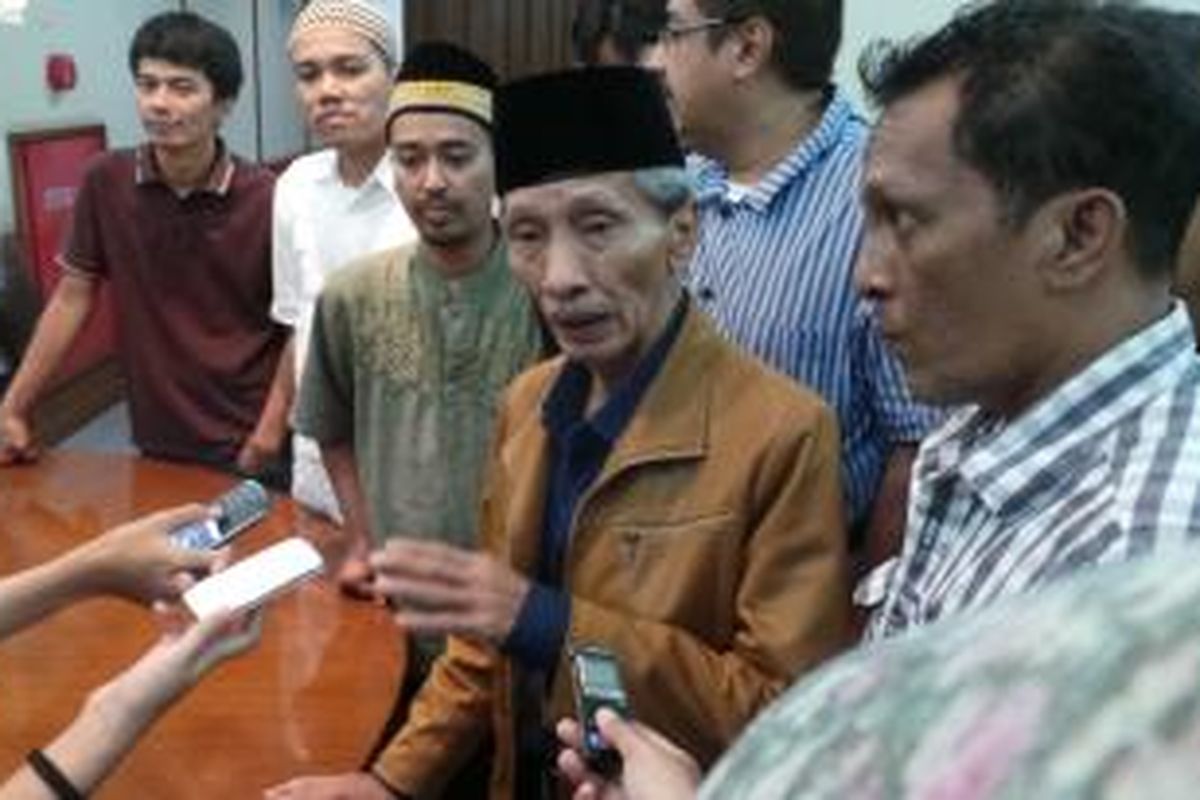 Tokoh masyarakat Tanah Abang, M Yusuf bin Muhi atau akrab disapa Bang Ucu berbicara kepada wartawan seusai pertemuannya dengan Wakil Gubernur DKI Jakarta Basuki Tjahaja Purnama di Balaikota Jakarta.