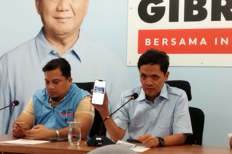 Wakil Ketua TKN Prabowo-Gibran Habiburokhman menunjukkan bukti unggahan KPU Kabupaten Jember saat konferensi pers di Media Center Prabowo-Gibran, Kebayoran Baru, Jakarta Selatan, Minggu (28/1/2024).