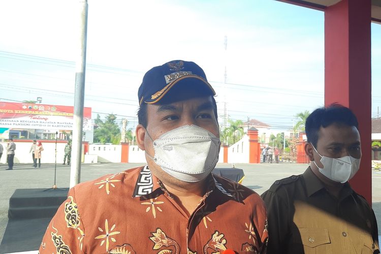 Bupati Blora, Arief Rohman usai melakukan penandatanganan terkait pembatasan dan pengetatan kegiatan masyarakat di Mapolres Blora, Jumat (11/6/2021)