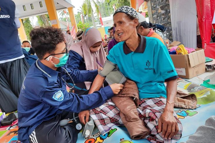 Relawan dari Fakultas Keperawatan Universitas Jember  saat memeriksa kesehatan korban letusan Gunung Semeru 