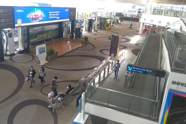 Suasana di Bandara Internasional Kualanamu pada Rabu (9/3/2022) siang. Belum ada kenaikan jumlah penumpang panca pemberlakuan aturan perjalanan tanpa PCR dan antigen bagi penumpang yang sudah vaksin lengkap.