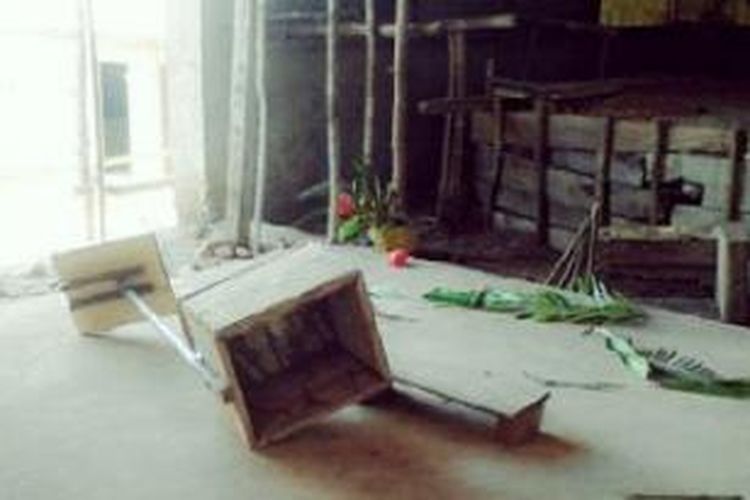 Sejumlah peralatan di altar (mimbar) Kapela Oenali, Desa Taunbaen, Kecamatan Biboki Utara, Kabupaten Timor Tengah Utara (TTU), Nusa Tenggara Timur (NTT) yang dirusak enam pemuda mabuk.
